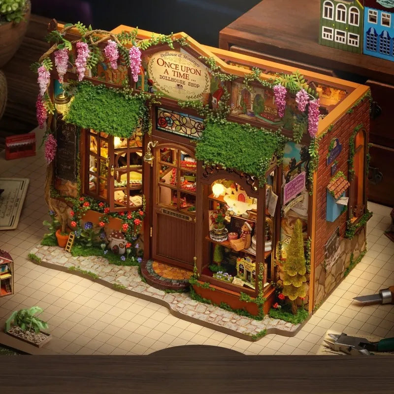 Maison Miniature - Dollhouse Shop, un kit créatif pour construire un diorama miniature. Parfait pour décorer une bibliothèque ou comme cadeau original pour un amoureux des livres. Par Nookette.