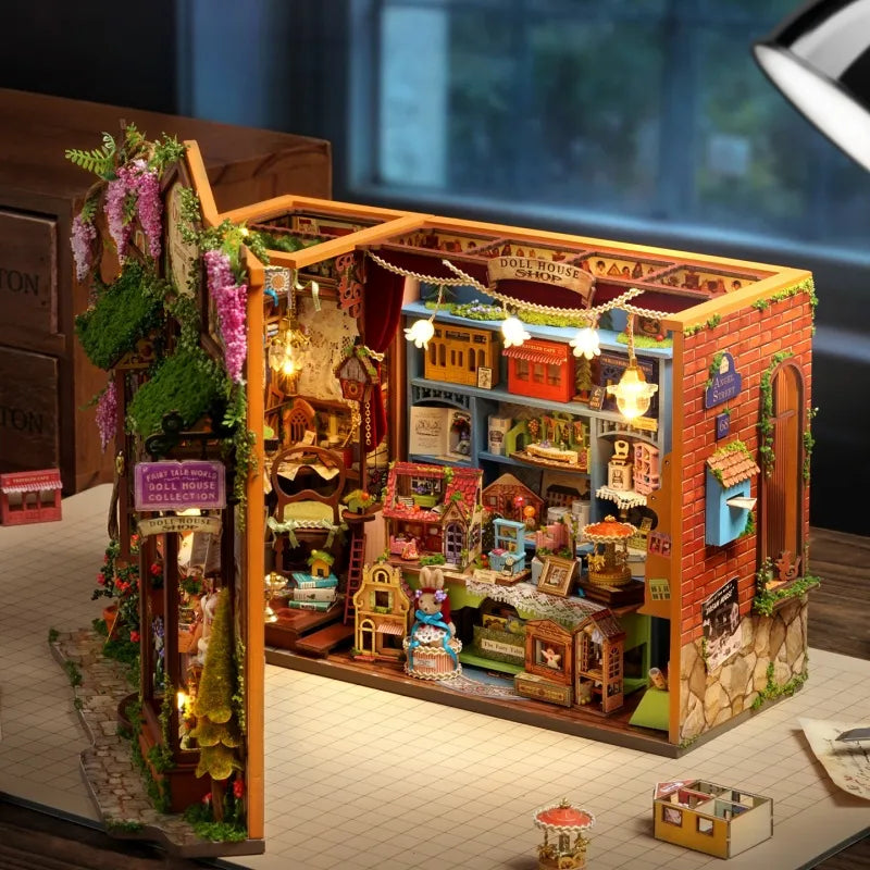 Maison Miniature - Dollhouse Shop, un kit créatif pour construire un diorama miniature. Parfait pour décorer une bibliothèque ou comme cadeau original pour un amoureux des livres. Par Nookette.