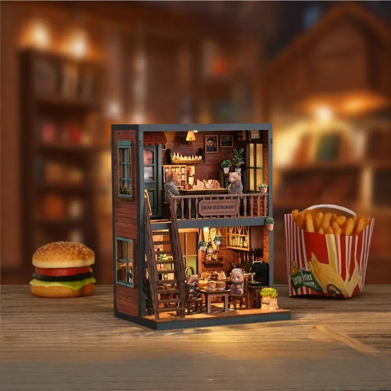Maison Miniature - Bear Restaurant, un kit créatif pour construire un diorama miniature. Parfait pour décorer une bibliothèque ou comme cadeau original pour un amoureux des livres. Par Nookette.