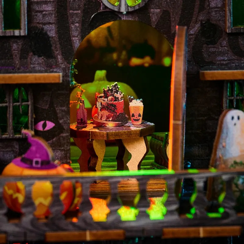 Maison Miniature - Halloween Night, un kit créatif pour construire un diorama miniature. Parfait pour décorer une bibliothèque ou comme cadeau original pour un amoureux des livres. Par Nookette.