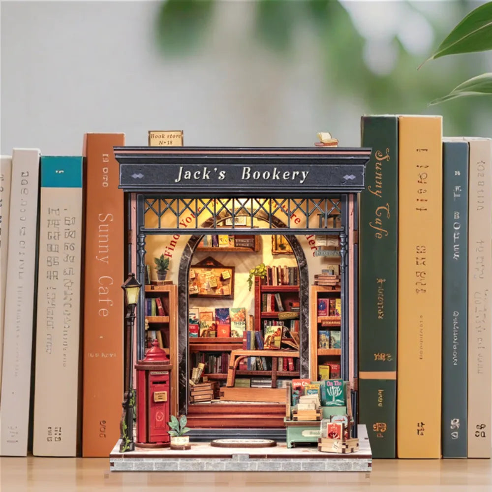 Maison Miniature - Jack's Bookery, un kit créatif pour construire un diorama miniature. Parfait pour décorer une bibliothèque ou comme cadeau original pour un amoureux des livres. Par Nookette.