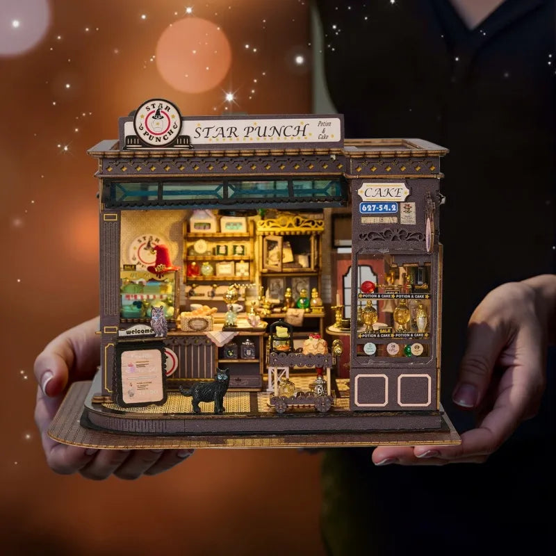 Maison Miniature - Magic Coffee Shop, un kit créatif pour construire un diorama miniature. Parfait pour décorer une bibliothèque ou comme cadeau original pour un amoureux des livres. Par Nookette.