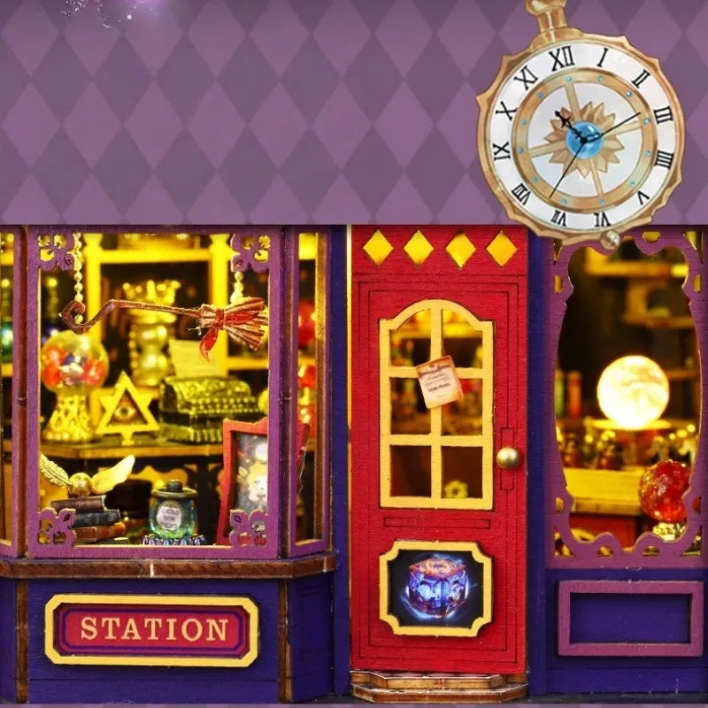 Maison Miniature - Magic Energy Station, un kit créatif pour construire un diorama miniature. Parfait pour décorer une bibliothèque ou comme cadeau original pour un amoureux des livres. Par Nookette.