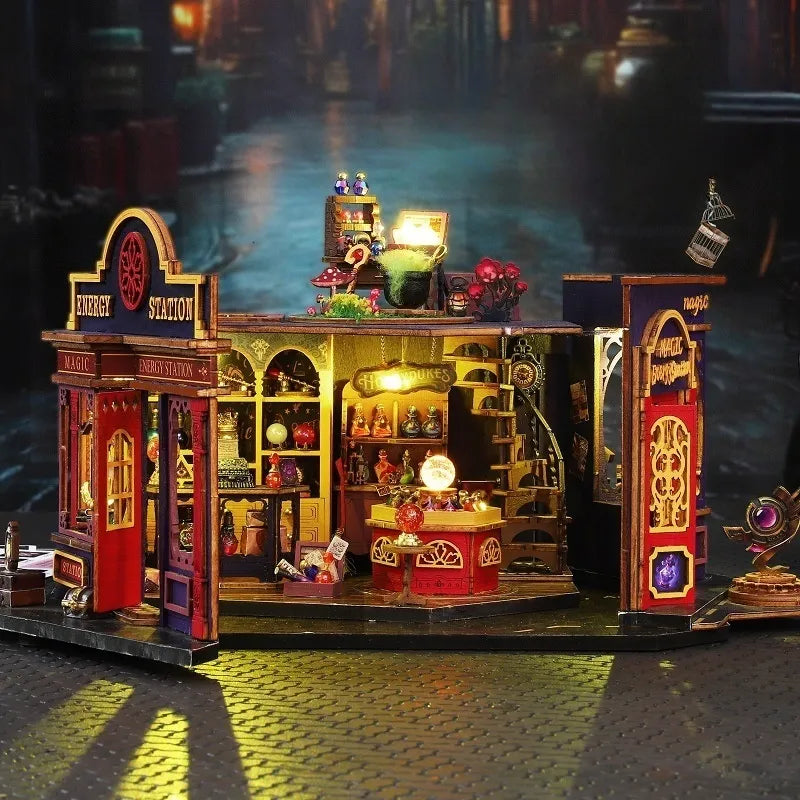 Maison Miniature - Magic Energy Station, un kit créatif pour construire un diorama miniature. Parfait pour décorer une bibliothèque ou comme cadeau original pour un amoureux des livres. Par Nookette.