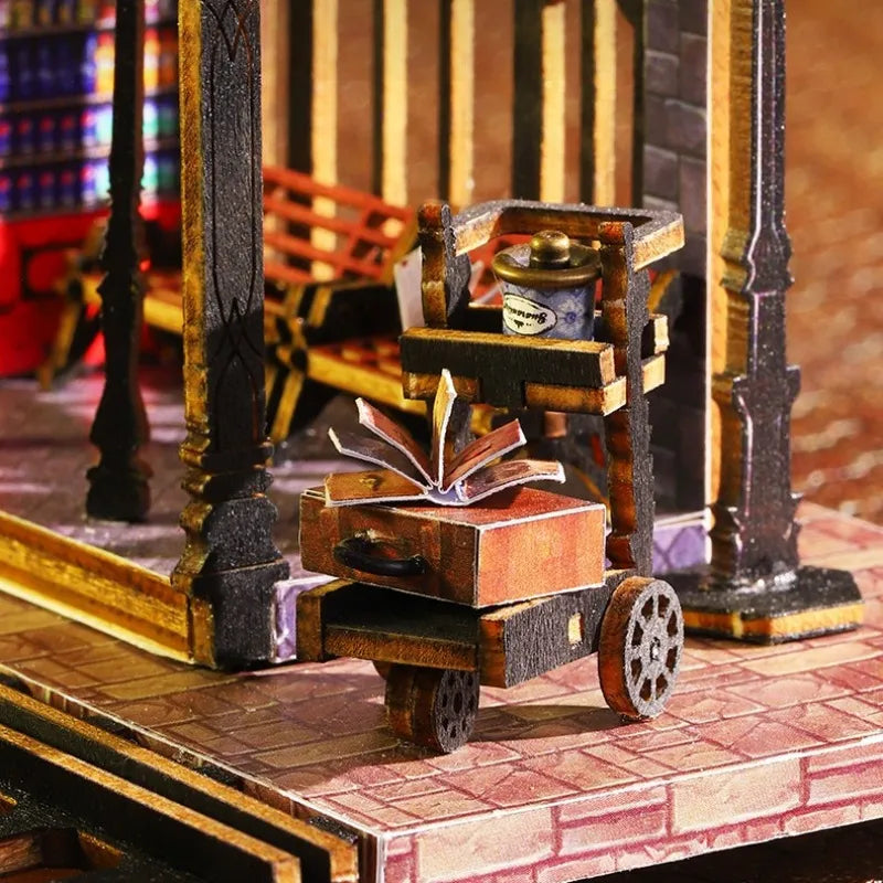 Maison Miniature - Rail Track Secluded City, un kit créatif pour construire un diorama miniature. Parfait pour décorer une bibliothèque ou comme cadeau original pour un amoureux des livres. Par Nookette.