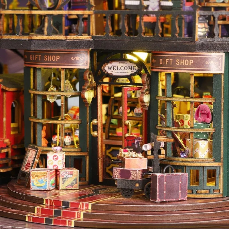 Maison Miniature - Rail Track Secluded City, un kit créatif pour construire un diorama miniature. Parfait pour décorer une bibliothèque ou comme cadeau original pour un amoureux des livres. Par Nookette.