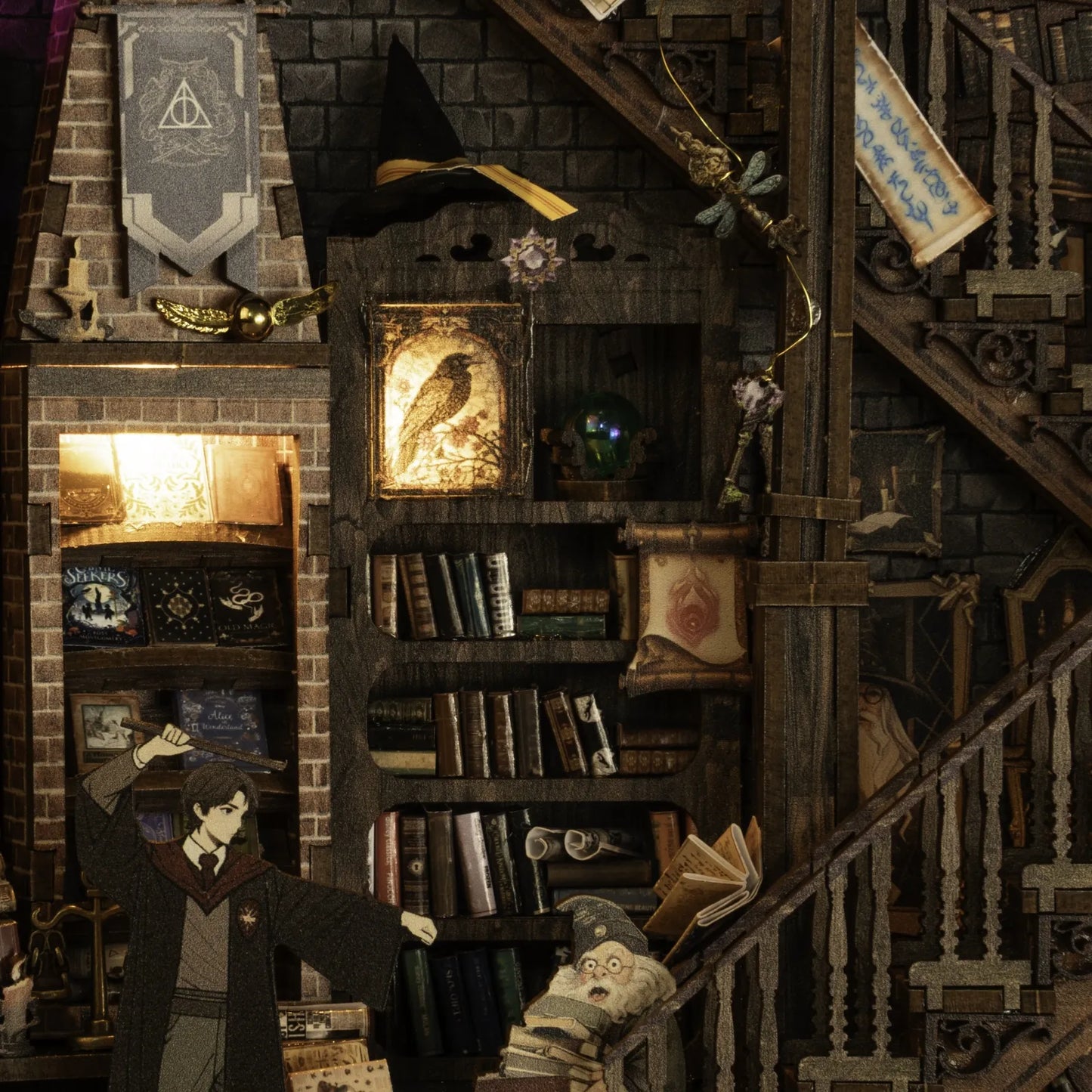 Diorama Rond - Magic Library, un kit créatif pour construire un diorama miniature. Parfait pour décorer une bibliothèque ou comme cadeau original pour un amoureux des livres. Par Nookette.