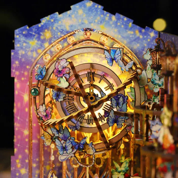 L'horloge devient la scène d'un essaim de papillons dansant comme des danseurs de ballet