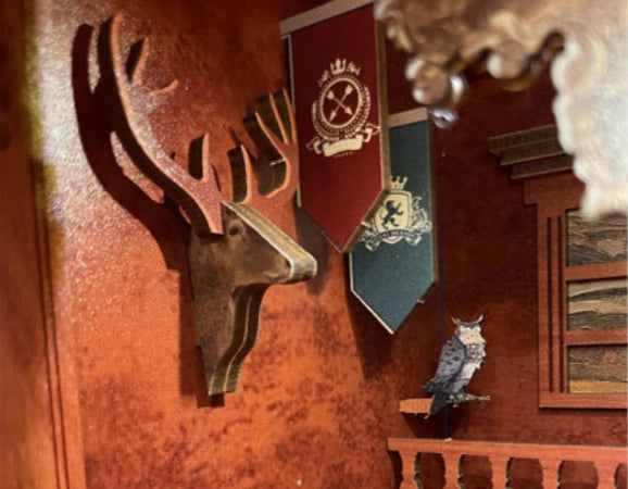 Fines sculptures en bois sur les murs