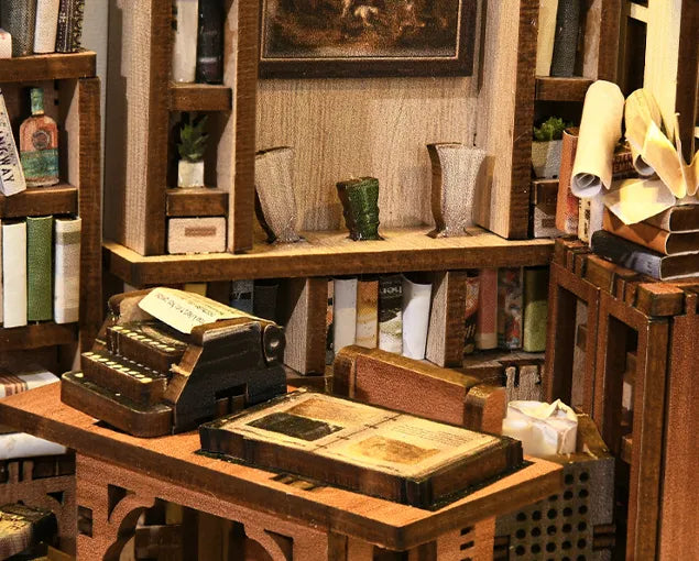 Dans le bureau, il y a une machine à écrire et des livres, l'air est rempli de l'odeur du papier.