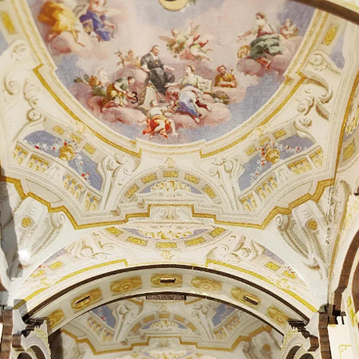 Le mur intérieur de la coupole est orné de magnifiques fresques