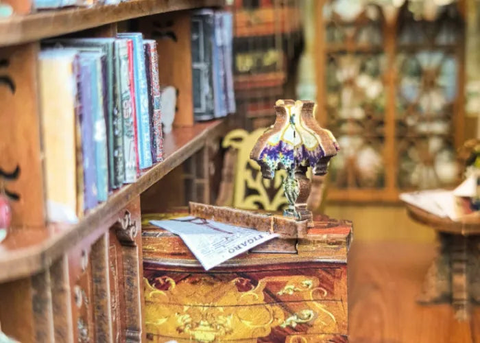 Sur le bureau se trouve une lampe en cristal qui contient un pouvoir mystérieux