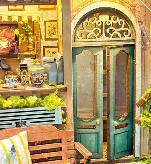 Derrière la porte en bois vintage exquisément sculptée se cache l'entrée d'un jardin secret