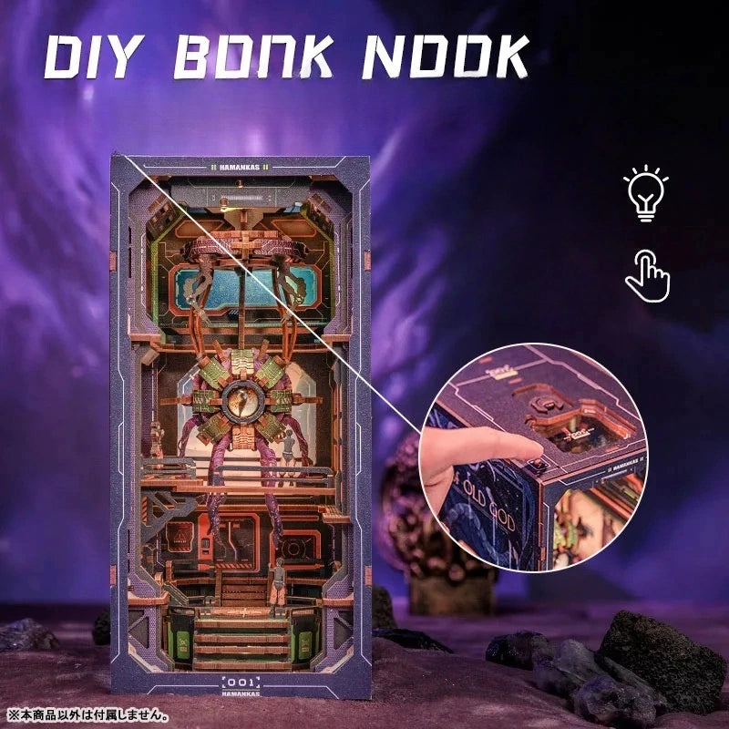 Book Nook | The Eye of Old God, un kit créatif pour construire un diorama miniature. Parfait pour décorer une bibliothèque ou comme cadeau original pour un amoureux des livres. Par Nookette.