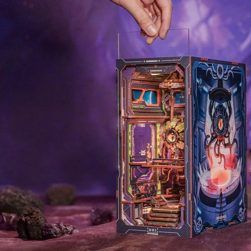 Book Nook | The Eye of Old God, un kit créatif pour construire un diorama miniature. Parfait pour décorer une bibliothèque ou comme cadeau original pour un amoureux des livres. Par Nookette.
