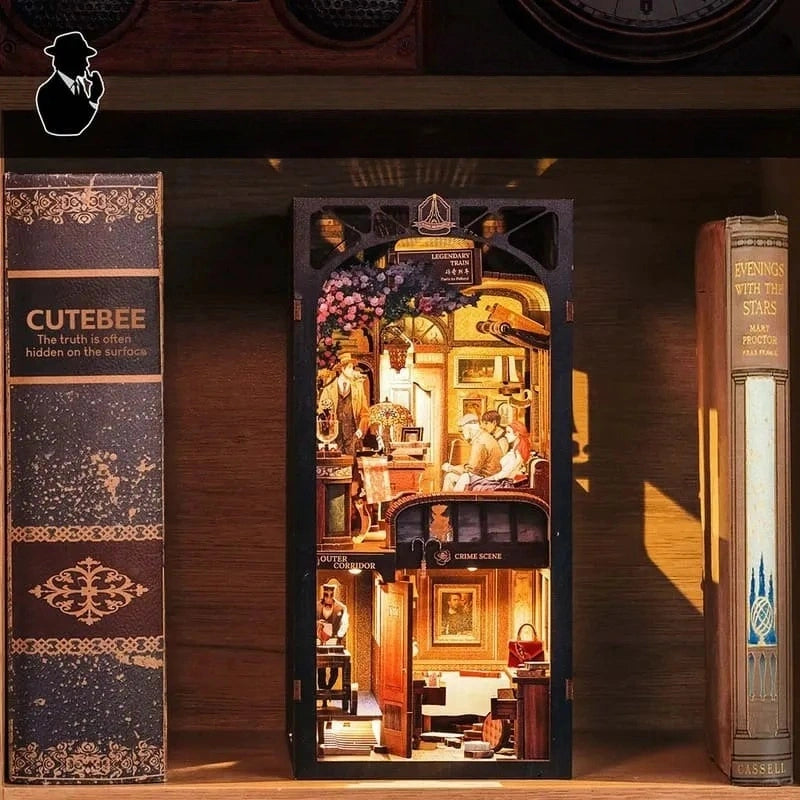 Booknook | Train Mystery Case, un kit créatif pour construire un diorama miniature. Parfait pour décorer une bibliothèque ou comme cadeau original pour un amoureux des livres. Par Nookette.
