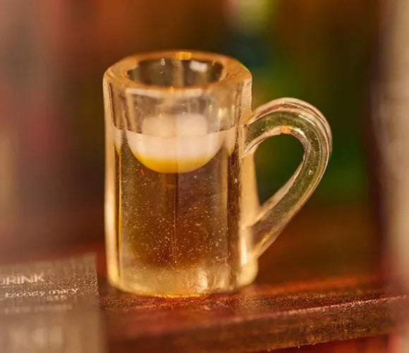 Vue détaillée d'un élément décoratif du Miniature Haus - The Last Drop avec des détails fins