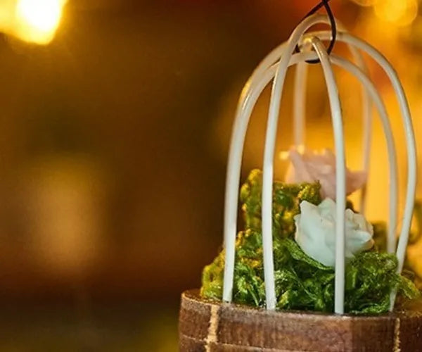 Vue détaillée d'un élément décoratif du Miniature House - Blossomary Atelier avec des détails fins