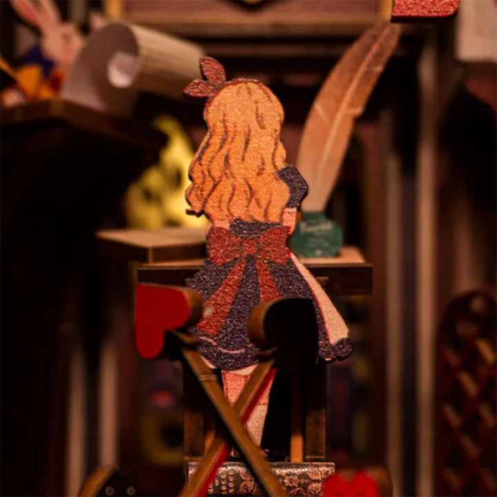 Booknook - Alice's Evidence, un kit créatif pour construire un diorama miniature. Parfait pour décorer une bibliothèque ou comme cadeau original pour un amoureux des livres. Par Nookette.