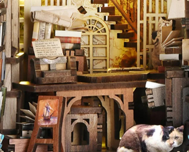 Le chat paresseux à six doigts est dans un coin