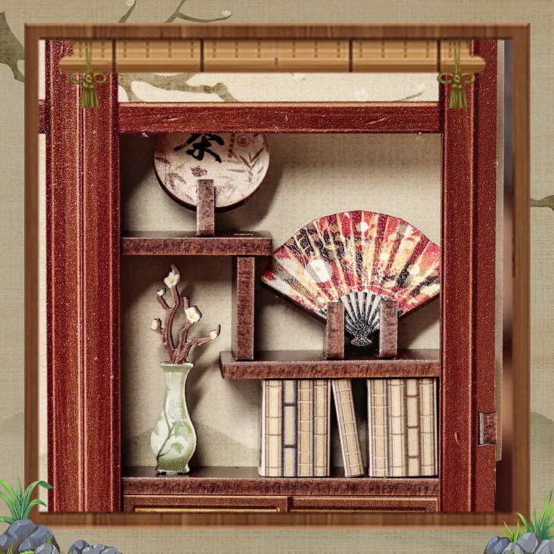 Étagère en bois avec éventail, vase et livres