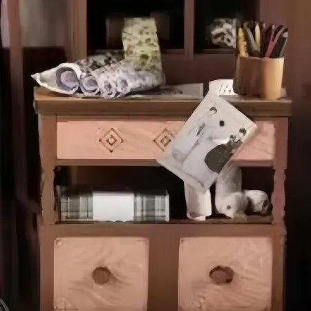 Vue détaillée d'un élément décoratif du Book Nook Kit - Lily Sewing Shop avec des détails fins