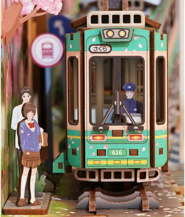 Le tram nostalgique s'approchait lentement