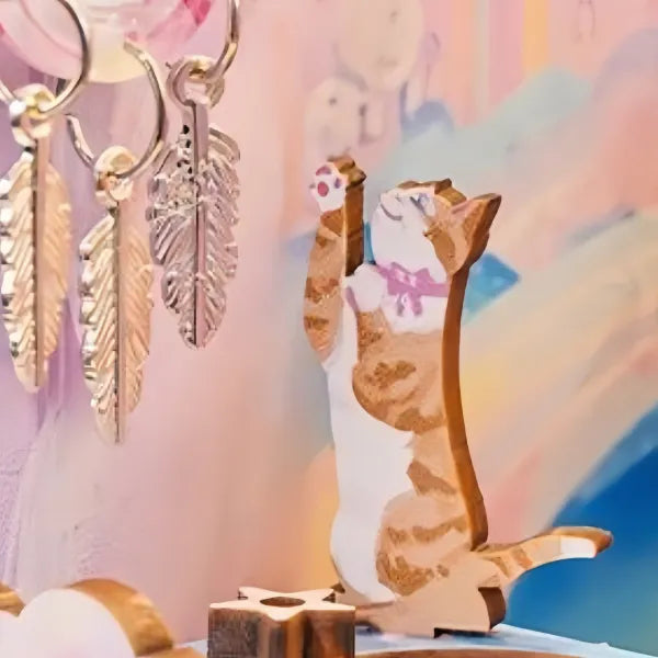 Chaton jouant avec le capteur de rêves