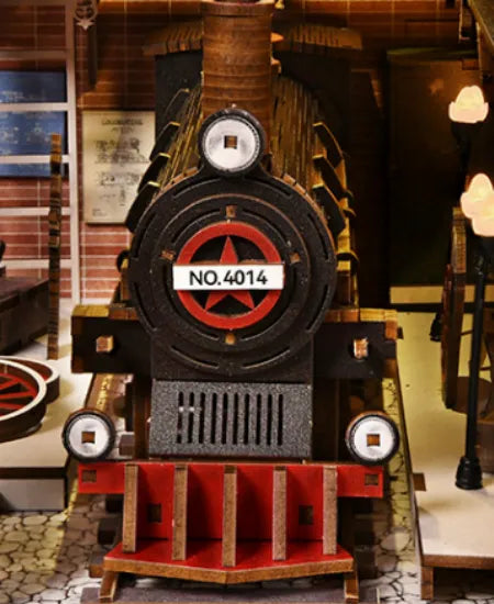 Vue détaillée d'un élément décoratif du Book Nook - Train Repair Station avec des détails fins