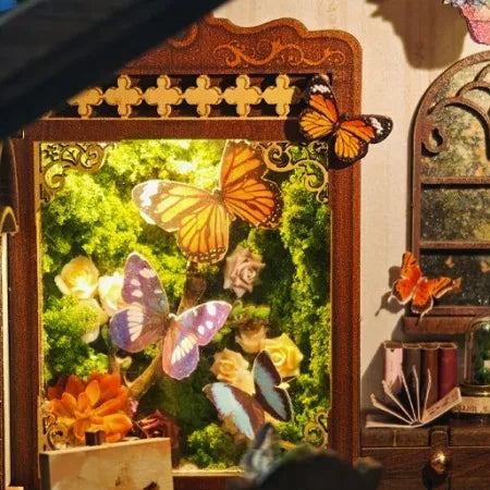 Un papillon est posé dans la vitrine