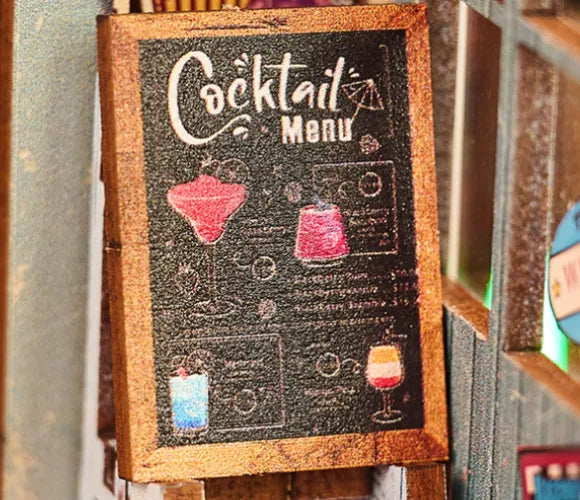 Vue détaillée d'un élément décoratif du Miniature Haus - The Last Drop avec des détails fins