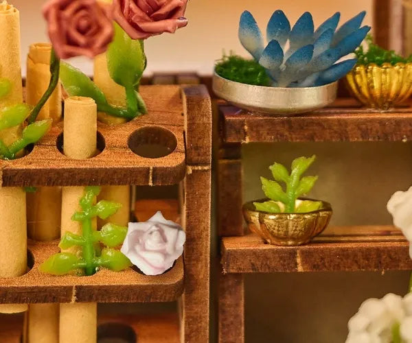 Vue détaillée d'un élément décoratif du Miniature House - Blossomary Atelier avec des détails fins
