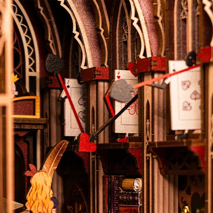 Booknook - Alice's Evidence, un kit créatif pour construire un diorama miniature. Parfait pour décorer une bibliothèque ou comme cadeau original pour un amoureux des livres. Par Nookette.