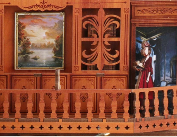 La maîtresse de maison se tient sur le balcon