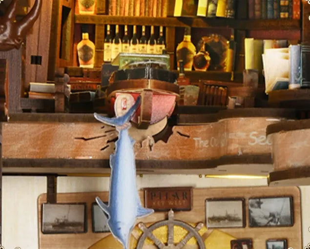 Le refroidisseur de vin au deuxième étage est rempli de bouteilles de vin et des poissons de mer séchés sont suspendus dans le grenier.