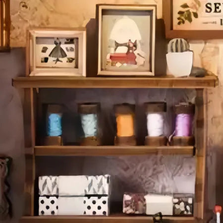 Vue détaillée d'un élément décoratif du Book Nook Kit - Lily Sewing Shop avec des détails fins