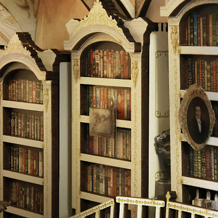 Les murs sont bordés d'étagères remplies de livres et de cadres