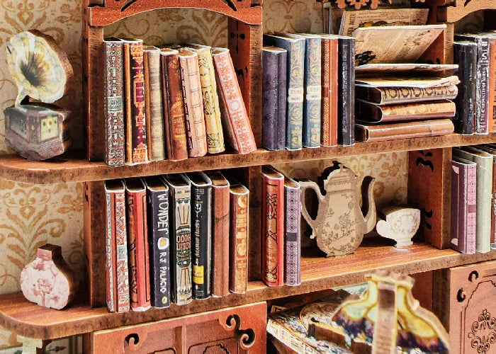 Des lustres de style baroque, des fenêtres en bois sculpté et une élégante horloge murale ajoutent une touche exquise à la pièce