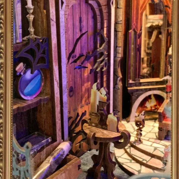 Un chandelier couvert de poussière et une bibliothèque recouverte de toiles d'araignée