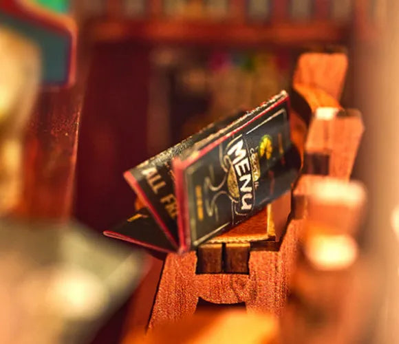 Vue détaillée d'un élément décoratif du Miniature Haus - The Last Drop avec des détails fins