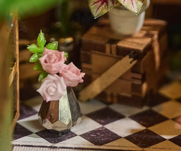 Vue détaillée d'un élément décoratif du Miniature House - Blossomary Atelier avec des détails fins