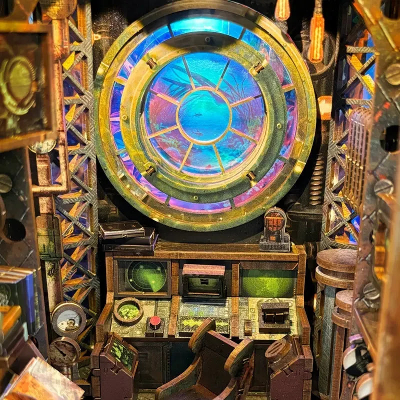 Book Nook - 10 000 Leagues in the Deep Sea, un kit créatif pour construire un diorama miniature. Parfait pour décorer une bibliothèque ou comme cadeau original pour un amoureux des livres. Par Nookette.