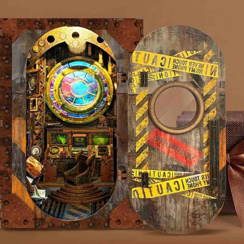 Book Nook - 10 000 Leagues in the Deep Sea, un kit créatif pour construire un diorama miniature. Parfait pour décorer une bibliothèque ou comme cadeau original pour un amoureux des livres. Par Nookette.