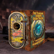 Book Nook - 10 000 Leagues in the Deep Sea, un kit créatif pour construire un diorama miniature. Parfait pour décorer une bibliothèque ou comme cadeau original pour un amoureux des livres. Par Nookette.