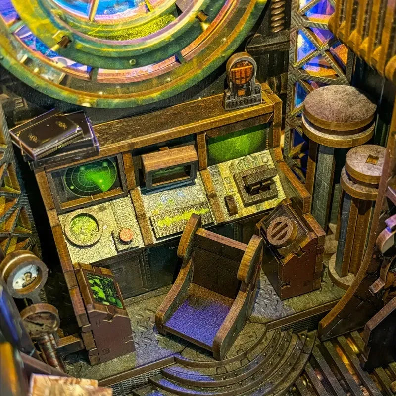 Book Nook - 10 000 Leagues in the Deep Sea, un kit créatif pour construire un diorama miniature. Parfait pour décorer une bibliothèque ou comme cadeau original pour un amoureux des livres. Par Nookette.