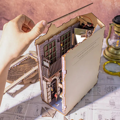 221B Baker Street : Maison Victorienne Détective Londres Book Nook, un kit créatif pour construire un diorama miniature. Parfait pour décorer une bibliothèque ou comme cadeau original pour un amoureux des livres. Par Nookette.