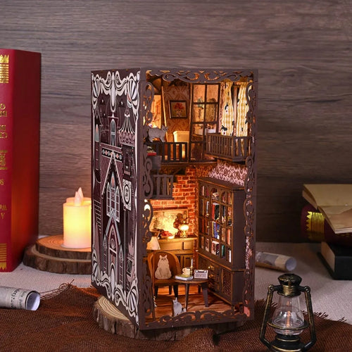 Booknook - No.9 Secret Castle, un kit créatif pour construire un diorama miniature. Parfait pour décorer une bibliothèque ou comme cadeau original pour un amoureux des livres. Par Nookette.