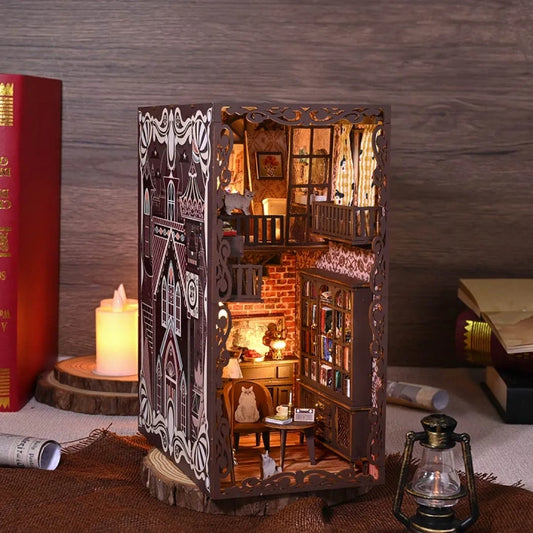 Booknook - No.9 Secret Castle, un kit créatif pour construire un diorama miniature. Parfait pour décorer une bibliothèque ou comme cadeau original pour un amoureux des livres. Par Nookette.