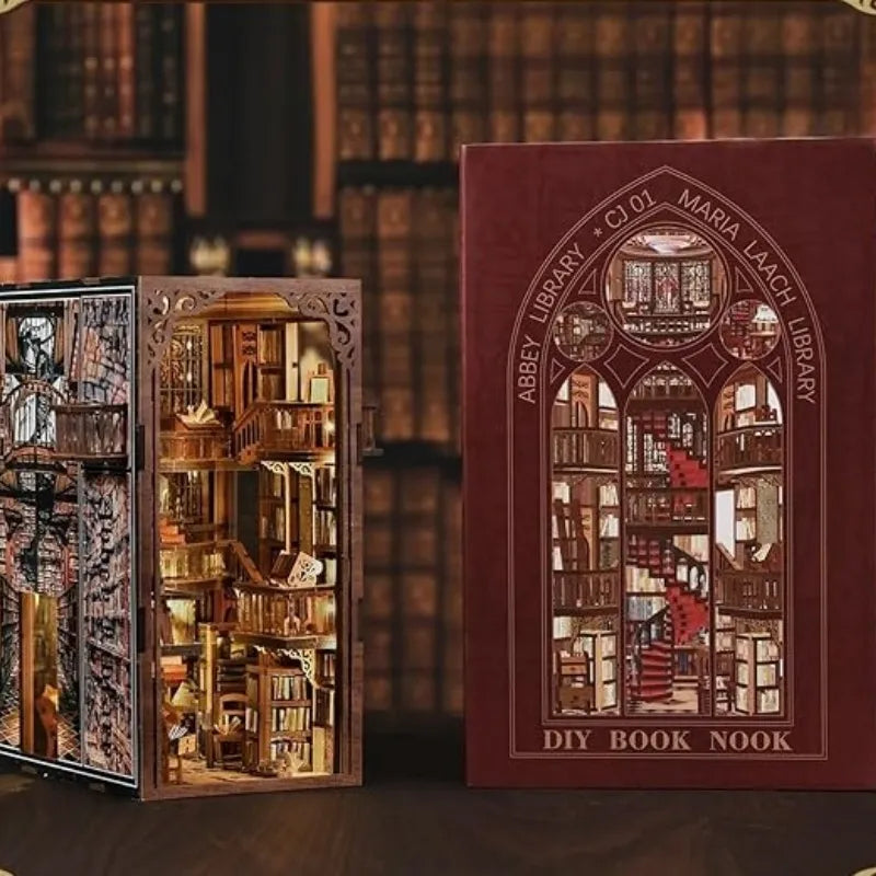 Book Nook - Abbey Library, un kit créatif pour construire un diorama miniature. Parfait pour décorer une bibliothèque ou comme cadeau original pour un amoureux des livres. Par Nookette.