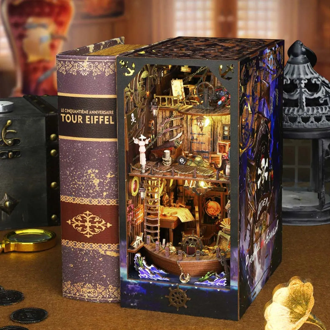 Book Nook - Aden Piracy in Somalia, un kit créatif pour construire un diorama miniature. Parfait pour décorer une bibliothèque ou comme cadeau original pour un amoureux des livres. Par Nookette.